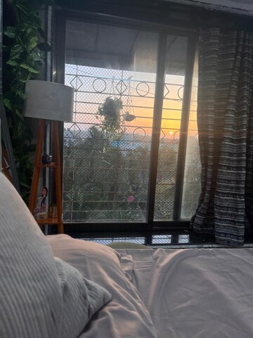 Bedroom in 2.5 BHK Apartment at Andheri West – for Rent