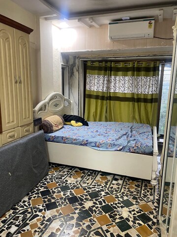 Bedroom in 2.5 BHK Apartment at Andheri West – for Rent