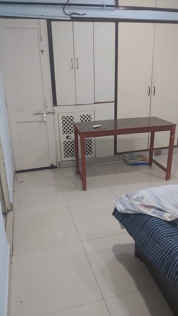 Living Room in 2.5 BHK Apartment at Mayur Vihar – for Rent