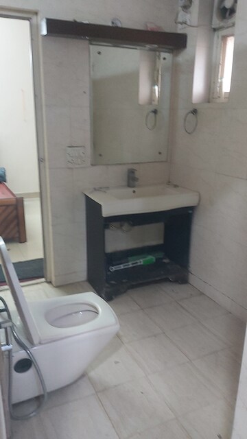 Furnished Amenities in 2.5 BHK Apartment at Mayur Vihar – for Rent