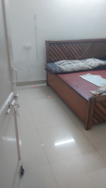 Furnished Amenities in 2.5 BHK Apartment at Mayur Vihar – for Rent