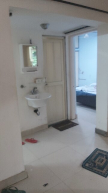 Furnished Amenities in 2.5 BHK Apartment at Mayur Vihar – for Rent