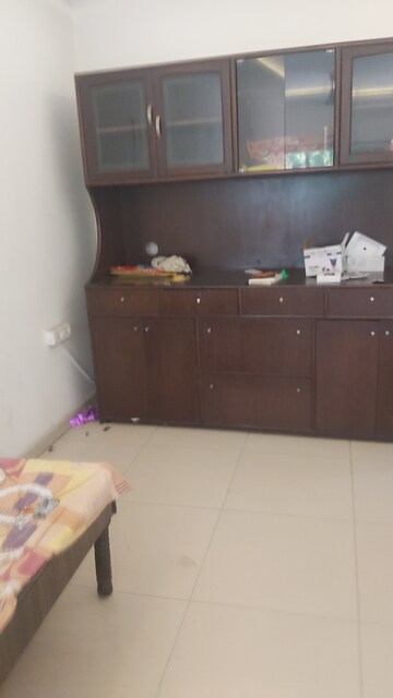 Furnished Amenities in 2.5 BHK Apartment at Mayur Vihar – for Rent