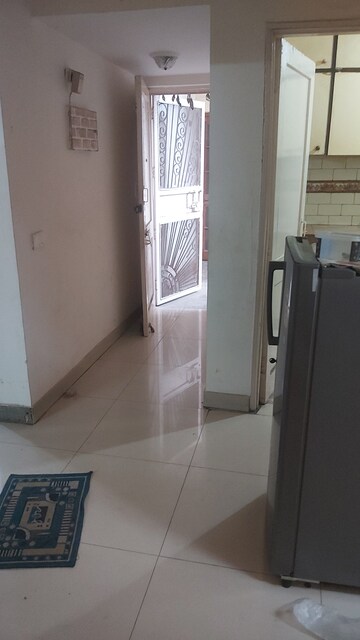 Living Room in 2.5 BHK Apartment at Mayur Vihar – for Rent