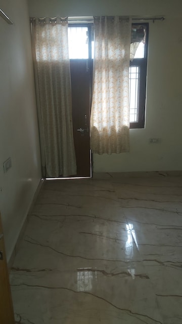 Bathroom in 2.5 BHK Builder Floor at Mayur Vihar – for Rent