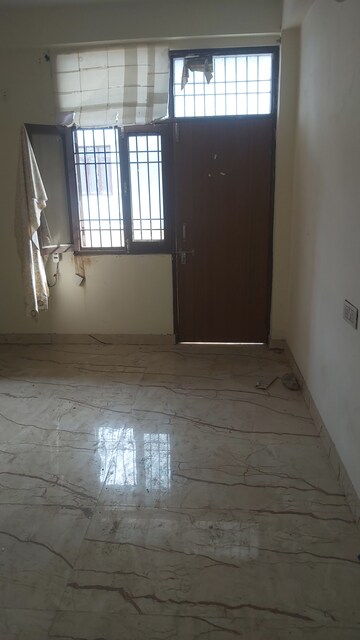 Furnished Amenities in 2.5 BHK Builder Floor at Mayur Vihar – for Rent