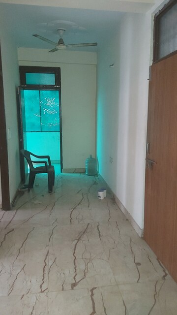 Furnished Amenities in 2.5 BHK Builder Floor at Mayur Vihar – for Rent