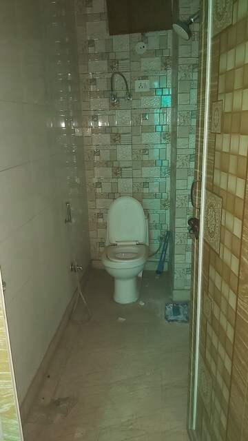 Bathroom in 2.5 BHK Builder Floor at Mayur Vihar – for Rent