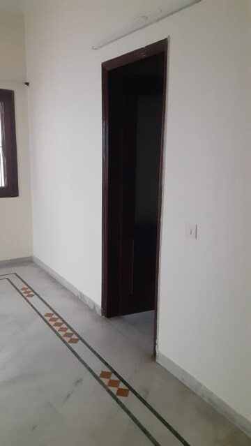 Room in 3.5 BHK Independent House at RWA Apartments Sector 72, Sector 72 – for Rent