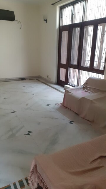 Room in 3.5 BHK Independent House at RWA Apartments Sector 72, Sector 72 – for Rent