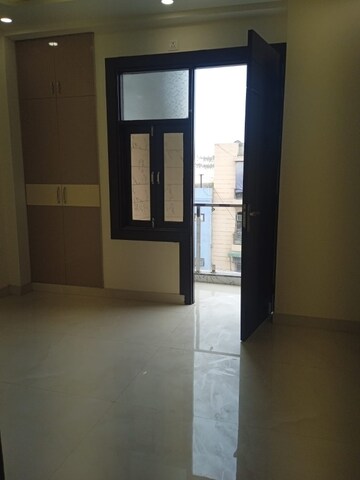 Room in 3 BHK Apartment at Igi Airport Area – for Sale