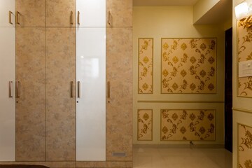 Room in 3.5 BHK Apartment at Akshar Shreeji Heights, Seawoods – for Rent