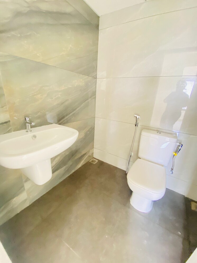 Bathroom, kumar-palmsprings 3 Bedroom 1100 Sq.Ft. Apartment In Undri Pune 8947908