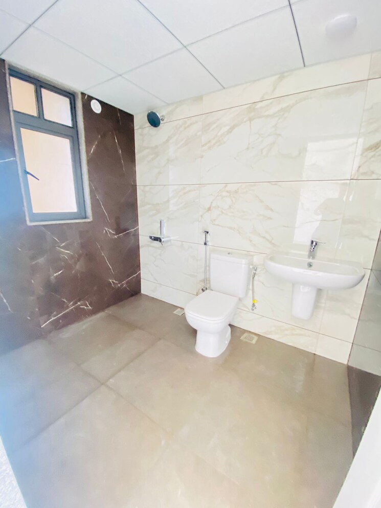 Bathroom, kumar-palmsprings 3 Bedroom 1100 Sq.Ft. Apartment In Undri Pune 8947908