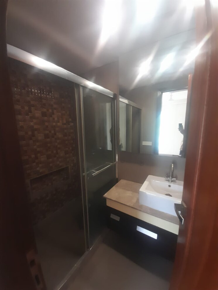 Bathroom, sarvapriya vihar 3 Bedroom 250 Sq.Yd. Builder Floor In Sarvapriya Vihar Delhi 8947929
