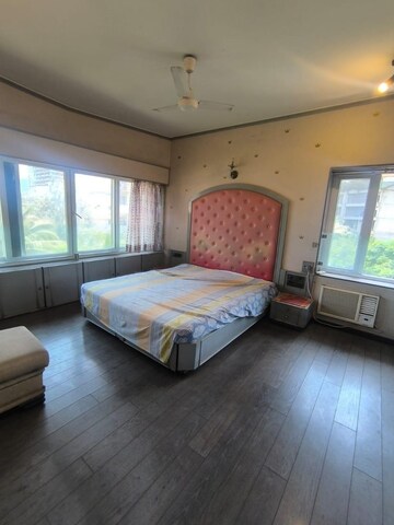 Bedroom in 3 BHK Apartment at Tardeo – for Sale