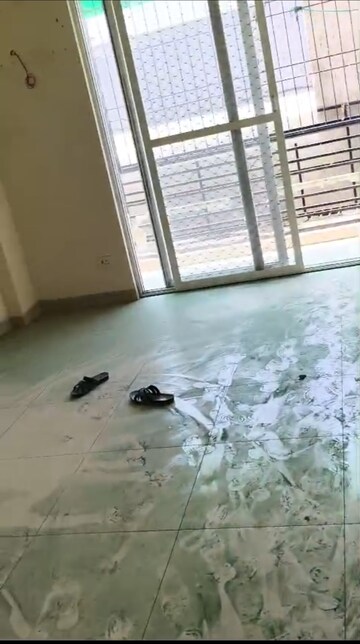 Room in 4 BHK Apartment at Wave Aranyam Valley, Sector 2 Wave City – for Rent