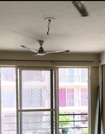 Room in 4 BHK Apartment at Wave Aranyam Valley, Sector 2 Wave City – for Rent