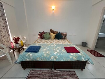 Room in 3 BHK Apartment at International Airport Road – for Rent