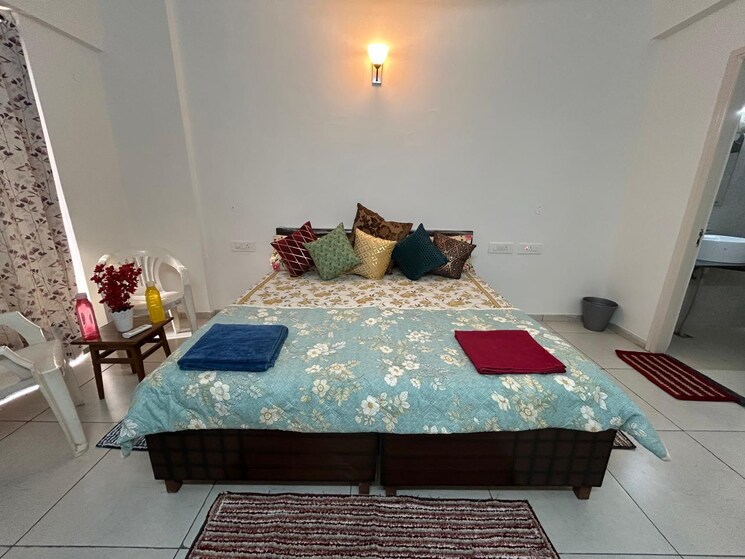 Room, international airport road 3 Bedroom 2250 Sq.Ft. Apartment In International Airport Road Zirakpur 8947997