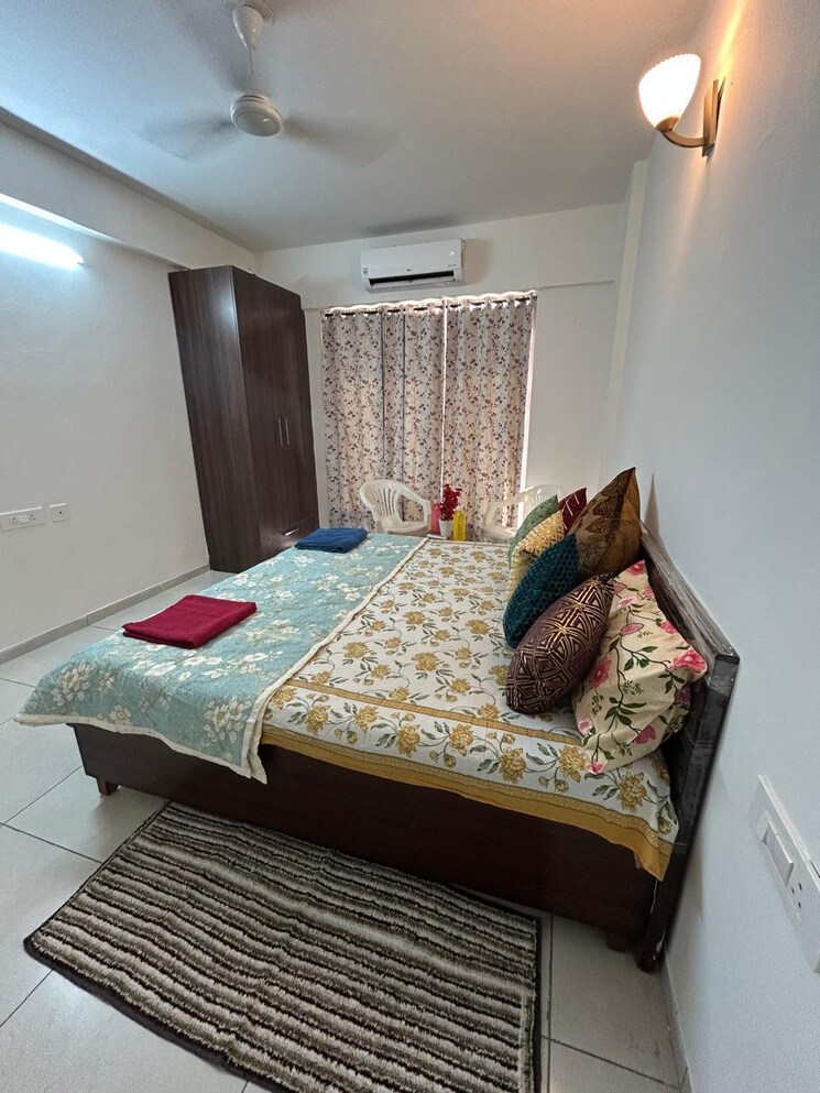 Room, international airport road 3 Bedroom 2250 Sq.Ft. Apartment In International Airport Road Zirakpur 8947997