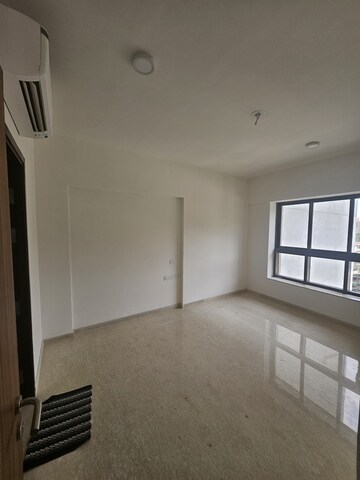 Room in 2 BHK Apartment at Shapoorji Pallonji Vicinia, Powai – for Rent