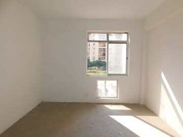 Master Bedroom in 2.5 BHK Apartment at Supertech Cape Town, Sector 74 – for Rent