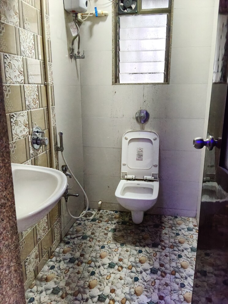 Bathroom, teachers-colony 2 Bedroom 1000 Sq.Ft. Apartment In Bandra East Mumbai 8948037
