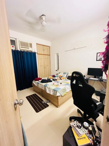 Master Bedroom in 1 BHK Builder Floor at Sector 40 – for Rent