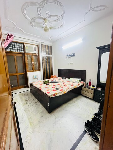 Bedroom in 2 BHK Builder Floor at Sector 40 – for Rent