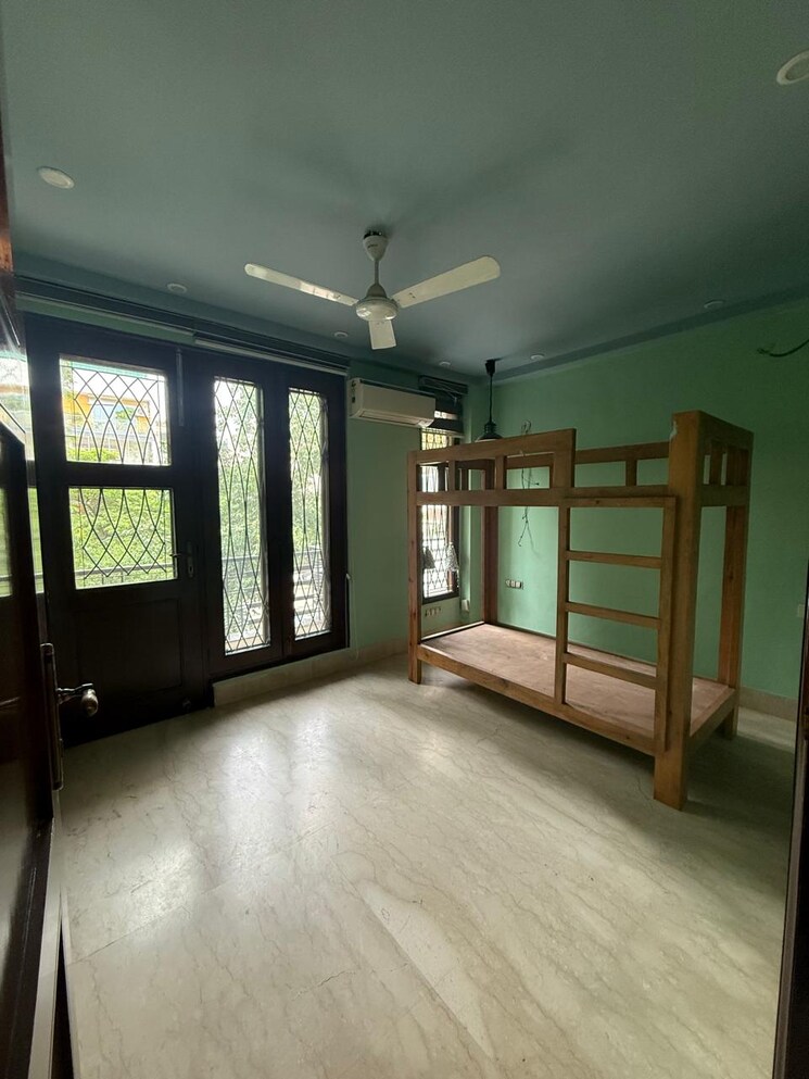Room, kalkaji 3 Bedroom 200 Sq.Yd. Builder Floor In Kalkaji Delhi 8948060