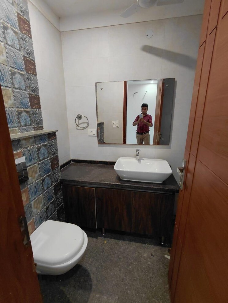 Bathroom, kalkaji 2 Bedroom 100 Sq.Yd. Builder Floor In Kalkaji Delhi 8948063
