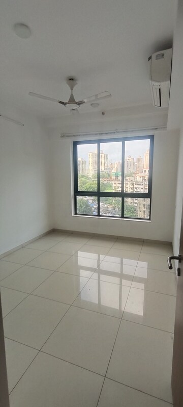 Room in 3 BHK Apartment at Shapoorji Pallonji Vicinia, Powai – for Rent