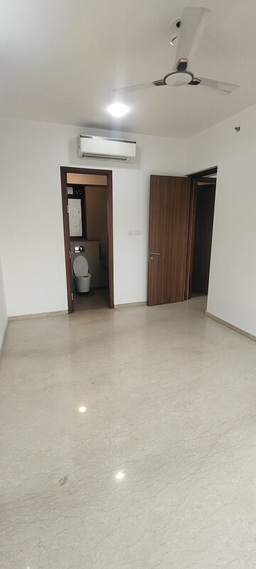 Room in 3 BHK Apartment at Shapoorji Pallonji Vicinia, Powai – for Rent