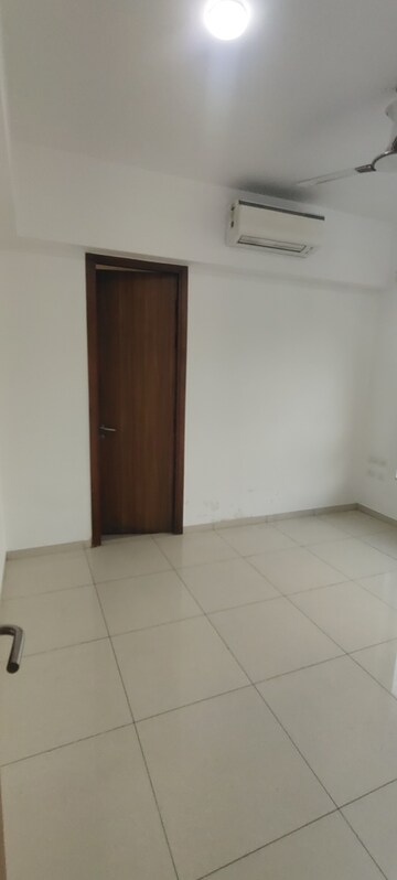 Room in 3 BHK Apartment at Shapoorji Pallonji Vicinia, Powai – for Rent