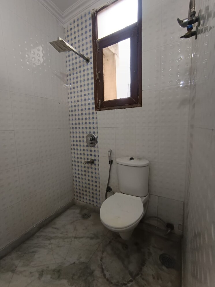 Bathroom, priyadarshni-apartments 3 Bedroom 1500 Sq.Ft. Apartment In Paschim Vihar Delhi 8948103