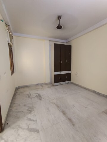 Room in 2 BHK Apartment at Madhur Apartment, Paschim Vihar – for Rent
