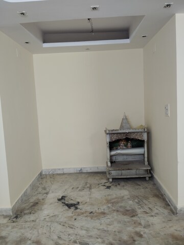 Room in 2 BHK Apartment at Madhur Apartment, Paschim Vihar – for Rent
