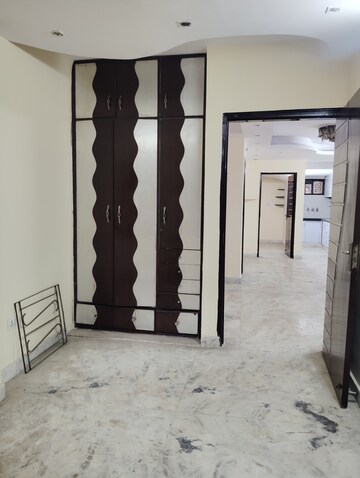 Room in 2 BHK Apartment at Madhur Apartment, Paschim Vihar – for Rent