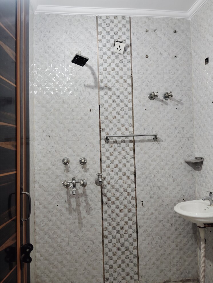 Bathroom, madhur-apartment 2 Bedroom 950 Sq.Ft. Apartment In Paschim Vihar Delhi 8948104