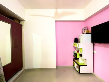Room in 1 BHK Apartment at Parijat Gardens Marigold CHS, Kasarvadavali – for Rent