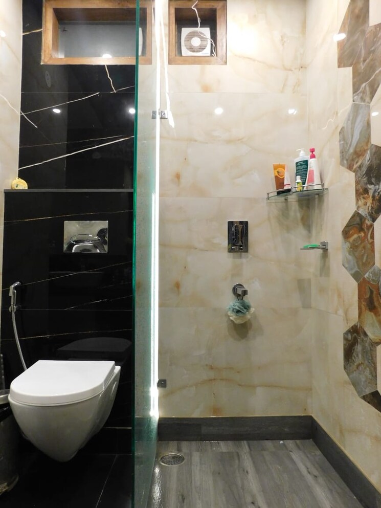 Bathroom, chittaranjan park 3 Bedroom 160 Sq.Yd. Builder Floor In Chittaranjan Park Delhi 8948129