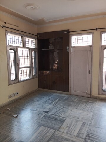 Room in 3 BHK Builder Floor at Sector 50 – for Rent