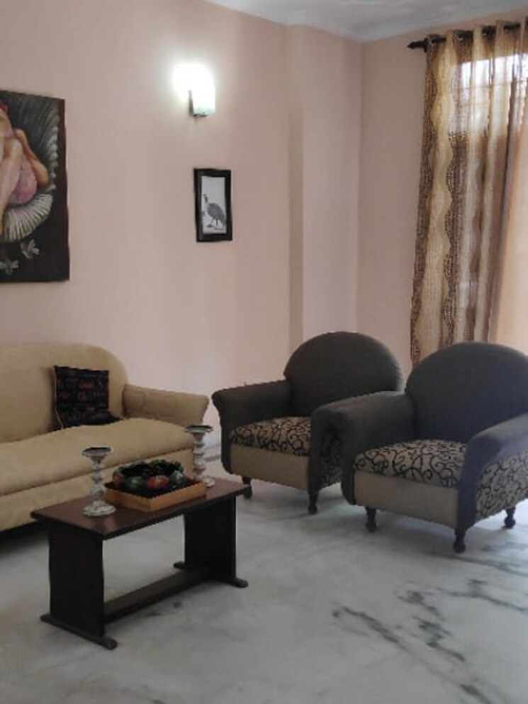 Living Room, rwa-apartments 4 Bedroom 300 Sq.Mt. Independent House In Sector 31 Noida 8948155