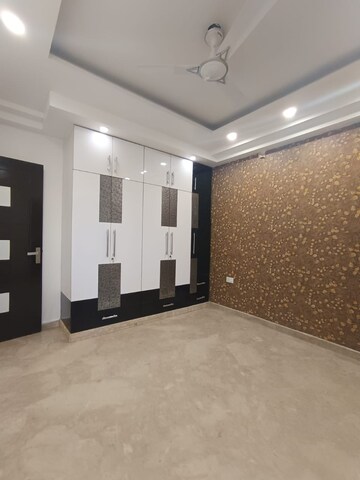 Room in 3 BHK Apartment at Shubh Niketan Apartments, Paschim Vihar – for Rent