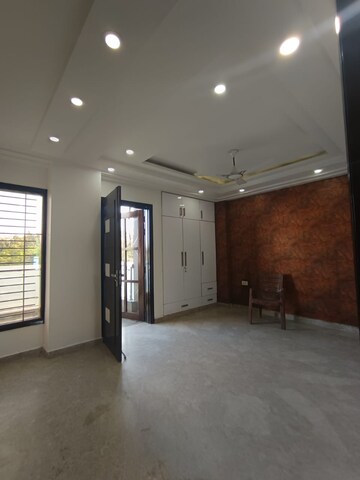 Room in 3 BHK Apartment at Shubh Niketan Apartments, Paschim Vihar – for Rent
