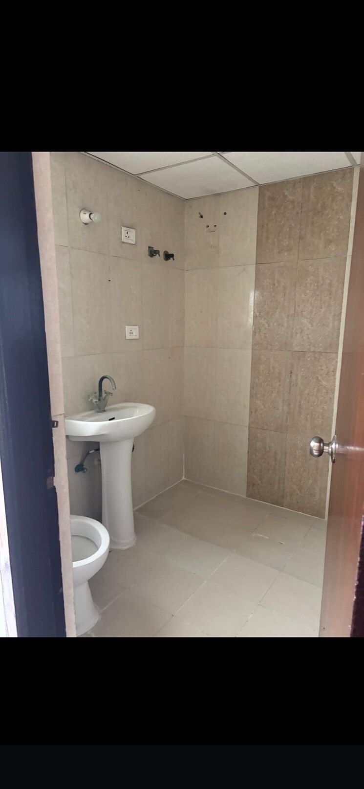 Bathroom, aims-golf-city 3 Bedroom 1350 Sq.Ft. Apartment In Sector 75 Noida 8948191