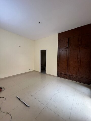 Room in 3 BHK Builder Floor at Sector 48 – for Rent
