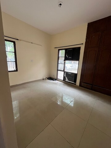 Room in 3 BHK Builder Floor at Sector 48 – for Rent