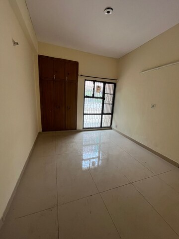 Room in 3 BHK Builder Floor at Sector 48 – for Rent